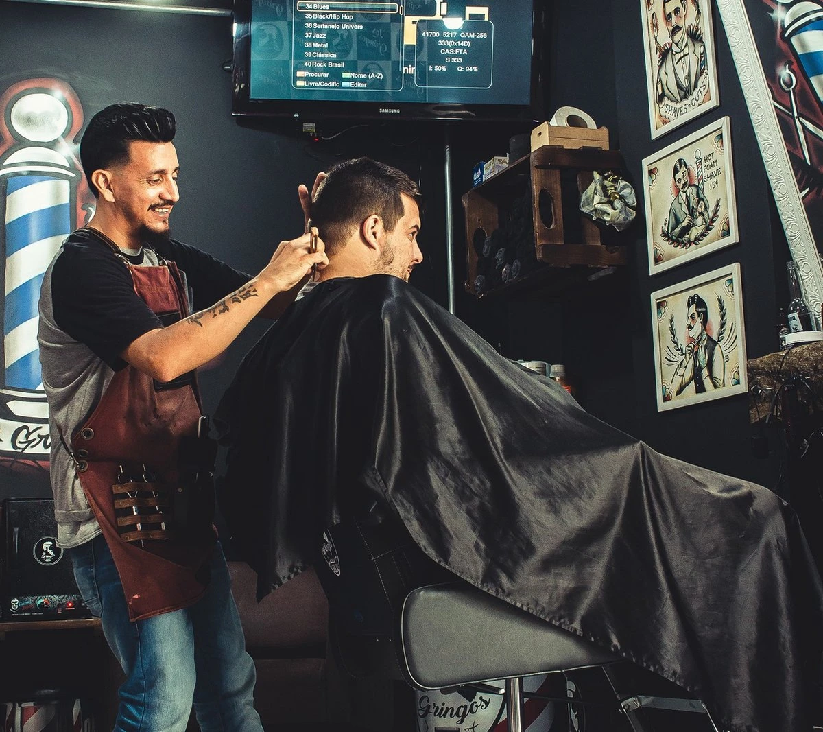 Merkloos Kappersmantel – Elastische Halssluiting - Metalen Gesp – Kapmantel Zwart - Afbeelding 6